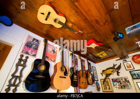 Gitarren und Poster an der Wand im Aufenthaltsraum, Nordamerika; Kanada; Ontario Stockfoto