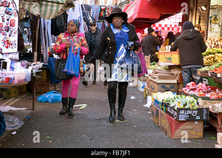 Menschen beim Einkaufen in Brixton West Indian im freien Markt Lambeth South London Stockfoto