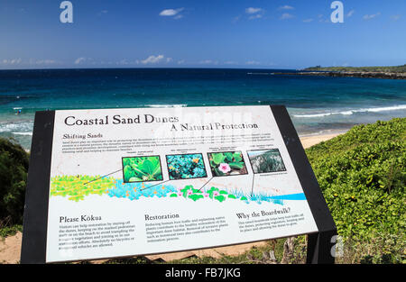 Interpretierende Zeichen entlang der Kapalua Coastal Trail auf Maui Stockfoto