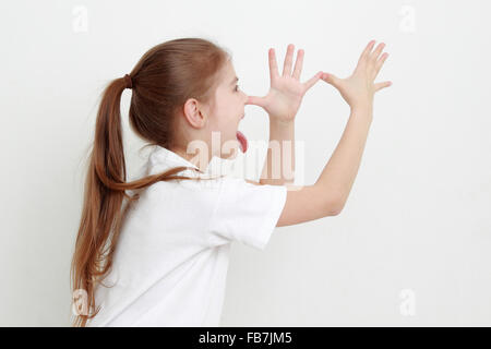 Lustiges Mädchen posiert für die Kamera Gesichter Stockfoto