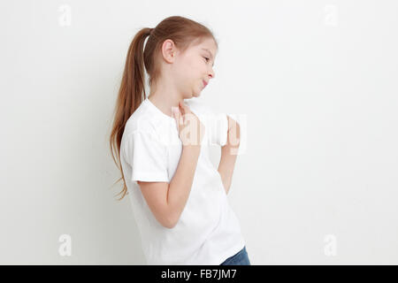 Lustiges Mädchen posiert für die Kamera Gesichter Stockfoto