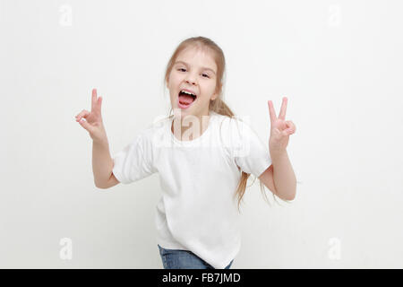 Lustiges Mädchen posiert für die Kamera Gesichter Stockfoto