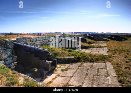 Alte Kanonen des historischen Dorfes Almeida und befestigten Mauern in Portugal Stockfoto