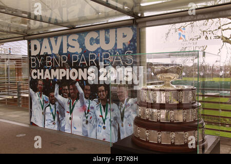 Der Davis Cup, das größte Team Preis im Tennis, sitzt stolz im Empfangsbereich des Lawn Tennis Association headquarters Stockfoto