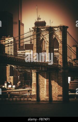 Brooklyn Bridge NYC. Sepia Color-Grading. New York City berühmte Brooklyn Bridge und Teil von Manhattan. Stockfoto