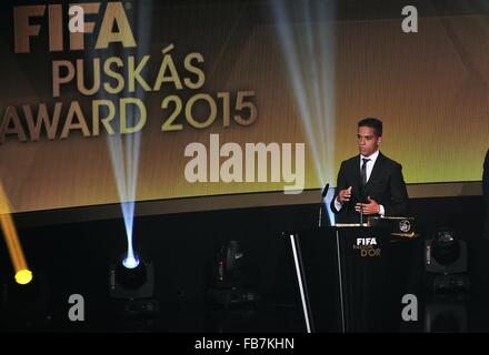 Zürich, Schweiz. 11. Januar 2016. Die Gewinner für das Jahr 2015 stellt Puskas Award, WENDELL LIRA (Brasilien) mit der Trophäe von Puskas Award 2015. Bildnachweis: Marcio Machado/ZUMA Draht/Alamy Live-Nachrichten Stockfoto