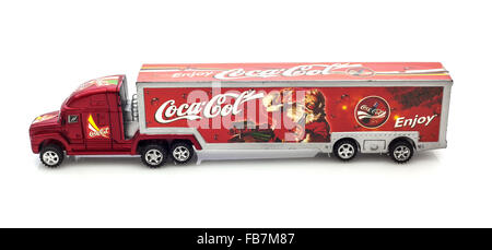 Spielzeug Coca-Cola LKW auf weißem Hintergrund Stockfoto