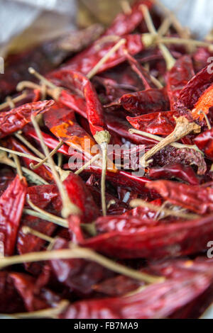 Trockene rote Paprika auf Markt Stockfoto