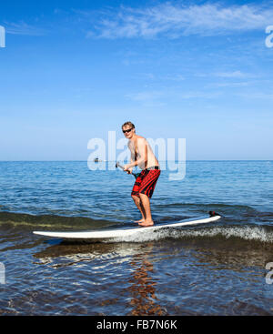 Mann genießt Stand-up Paddle Surfen auf Maui at Wailea Beach Stockfoto