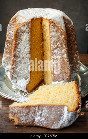 Pandoro, italienischer Weihnachtskuchen Stockfoto