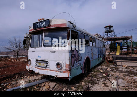 ISRAEL, Westjordanland. 11. Januar 2016. Ein Bus, der diente als das erste Haus in Esh Kodesh ist ein kleiner Vorposten der israelischen Siedlung befindet sich außerhalb der Grenzen des übergeordneten jüdische Siedlung Shilo nahe dem palästinensischen Dorf Qusra im Westjordanland, Israel am 11. Januar 2016 Shiloh Valley ist Heimat einer Reihe von illegalen Siedlungs-Außenposten, gibt es ein anhaltender Streit zwischen der Esh Kodesh Siedlern und den nahe gelegenen palästinensischen Dorf Qusra über Landbesitz. Bildnachweis: Eddie Gerald/Alamy Live-Nachrichten Stockfoto