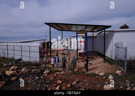 ISRAEL, Westjordanland. 11. Januar 2016. Kindergarten in Esh Kodesh ist ein kleiner Vorposten der israelischen Siedlung befindet sich außerhalb der Grenzen des übergeordneten jüdische Siedlung Shilo nahe dem palästinensischen Dorf Qusra im Westjordanland, Israel am 11. Januar 2016 Shiloh Valley ist Heimat einer Reihe von illegalen Siedlungs-Außenposten, gibt es ein anhaltender Streit zwischen der Esh Kodesh Siedlern und den nahe gelegenen palästinensischen Dorf Qusra über Landbesitz. Bildnachweis: Eddie Gerald/Alamy Live-Nachrichten Stockfoto