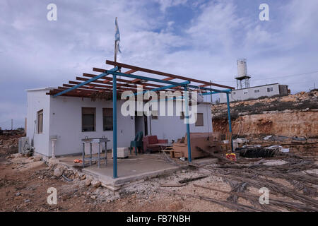 ISRAEL, Westjordanland. 11. Januar 2016. Zuhause auf Zeit in Esh Kodesh ist ein kleiner Vorposten der israelischen Siedlung befindet sich außerhalb der Grenzen des übergeordneten jüdische Siedlung Shilo nahe dem palästinensischen Dorf Qusra im Westjordanland, Israel am 11. Januar 2016 Shiloh Valley ist nach Hause zu einer Reihe von illegalen Siedlungs-Außenposten, gibt es ein anhaltender Streit zwischen der Esh Kodesh Siedlern und den nahe gelegenen palästinensischen Dorf Qusra über Landbesitz. Bildnachweis: Eddie Gerald/Alamy Live-Nachrichten Stockfoto