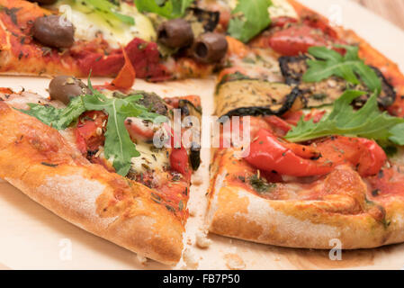 Frisch gebackene Pizza Slice - abgewinkelt Schuss Stockfoto