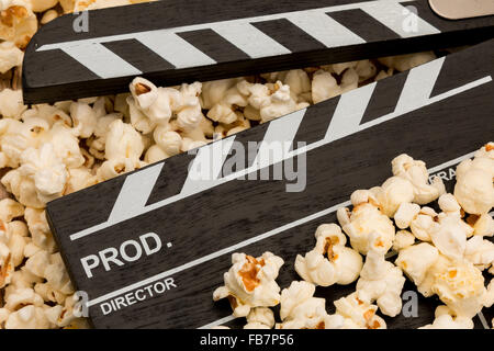 Ein Film Filmklappe Verlegung auf einem Bett aus popcorn Stockfoto