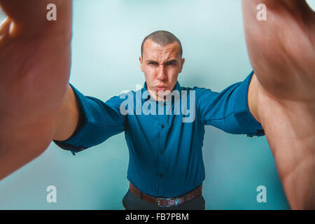 ein Mann der Europäischen Erscheinungsbild dreißig Jahre selbst verärgert Stockfoto