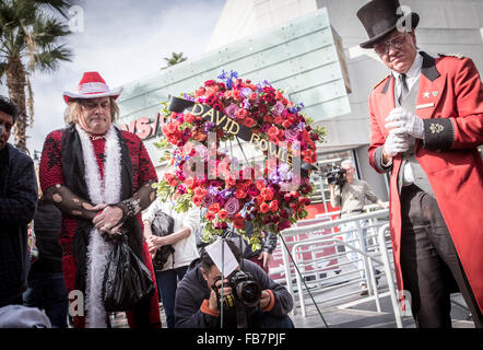 Fans zahlen Tribut zu David Bowie am Tag nach seinem Tod an seinen Stern auf dem Hollywood Walk of Fame. Stockfoto