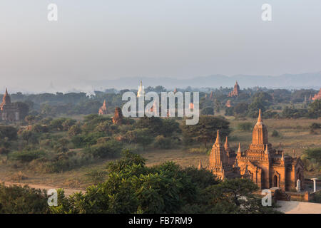 Blick von der Pagode Shwe Sandaw während des Sonnenuntergangs in Bagan, Myanmar Stockfoto