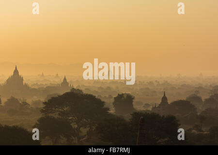 Silhouette-Pagode am Sonnenaufgangszeit Morgen und Ballon in Bagan, Myanmar Stockfoto