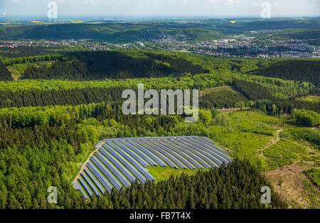 Luftbild, Solaranlage in den Wald, Arnsberg-Holzen, Solarenergie in den Wald, Alternative Eneergie, Mischwald, Arnsberg Stockfoto