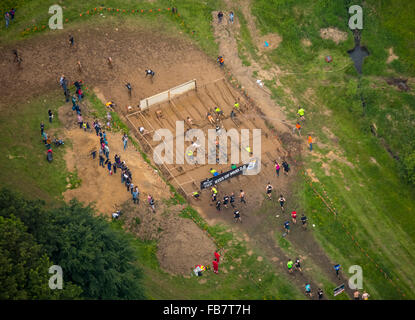 Luftaufnahme, Extremsport, Schlamm Parkour mit Stacheldraht Verstrebungen, Kletterwand, Tough Mudder - die ultimative Schlammschlacht Stockfoto