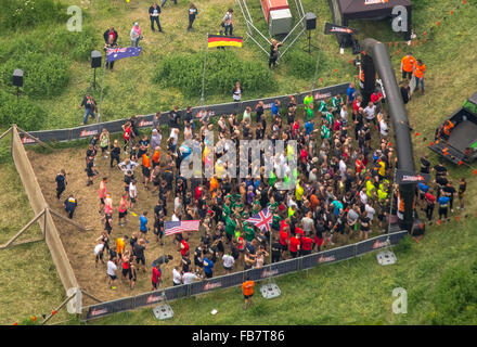 Luftaufnahme, Extremsport, ab Feld, Tough Mudder - die ultimative Schlammschlacht im Sauerland, in der Nähe von Schloss Herdringen, Arnsberg Stockfoto