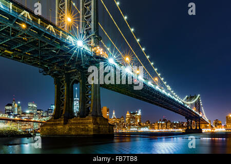 Nachtansicht der Manhattan Bridge framing Freedom Tower durch die südlichen Pfeiler Stockfoto