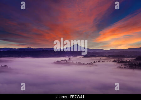 Mount Hood über Sandy River Covered in dichten Nebeldecke bei Sonnenaufgang Stockfoto