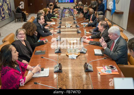 New York, Vereinigte Staaten von Amerika. 11. Januar 2016. He des Generalsekretärs Kabinett des senior Berater sitzt am Konferenztisch. Bei einer Zeremonie am Sitz der Vereinten Nationen in New York City, Generalsekretär Ban Ki-Moon den Vorsitz über die Vereidigung von drei neuen Mitgliedern seines Kabinetts: UN-Hochkommissarin für Flüchtlinge Filippo Grandi, Sonderberater für den Gipfel auf Adressierung großen Bewegungen von Flüchtlingen und Migranten Karen AbuZayd und Beigeordneter Generalsekretär für Abteilung friedenserhaltende Operationen El Ghassim Wane. Bildnachweis: Albin Lohr-Jones/Pacific Press/Alamy Live-Nachrichten Stockfoto