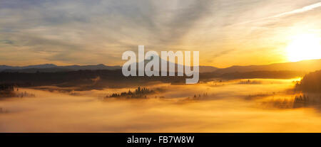 Sonnenaufgang über dem Mt. Hood Ansicht und neblige Tal vom Aussichtspunkt in Sandy Oregon Panorama Stockfoto