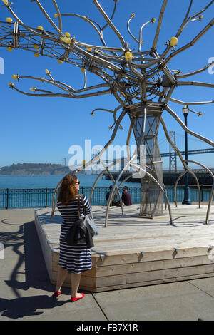 Die flammende soma-Installation von lotus Girls (FLG) vor der Bay Bridge, San Francisco CA Stockfoto