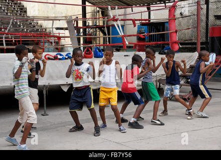 Jungs in Boxen Klasse bei Rafael Trejo Gym, Havanna, Kuba Stockfoto