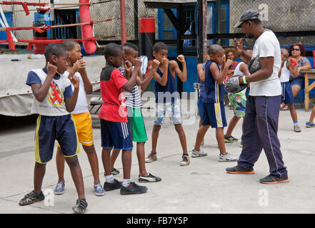 Jungs in Boxen Klasse bei Rafael Trejo Gym, Havanna, Kuba Stockfoto