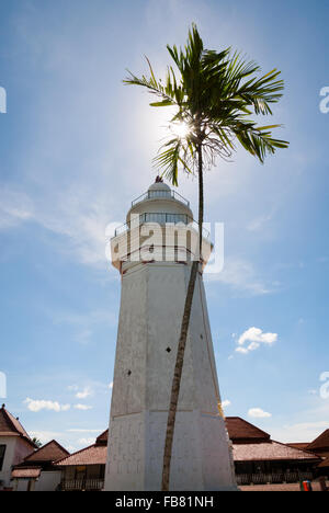 Der Turm der Großen Moschee von Banten, ein kulturelles Erbe aus der Banten Sultanate-Zeit, befindet sich in Old Banten, Serang, Banten, Indonesien. Stockfoto