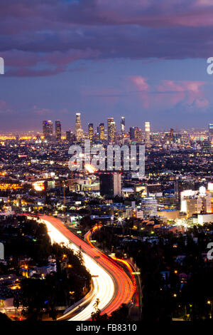 Löscht Sturm über der Skyline von Los Angeles, Blick vom Mulholland Drive, Los Angeles, Kalifornien, USA Stockfoto