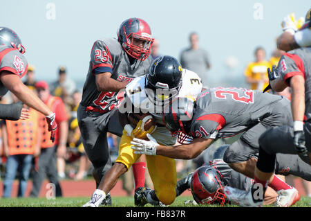 High School zurück laufen herauf yardage gegen die Verteidigung vor dem Rasen in Angriff genommen wird. USA. Stockfoto