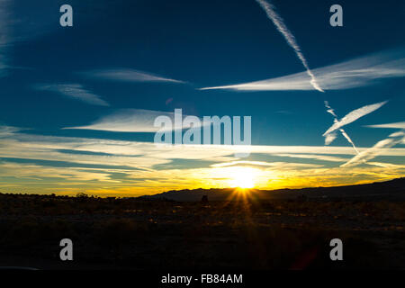 Reste der Kondensstreifen am Himmel über Laughlin Nevada bei Sonnenuntergang Stockfoto