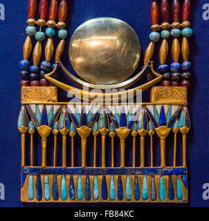 Detail der Halskette mit Lunar Brust aus dem Grab des Tutanchamun im ägyptischen Museum, Kairo, Ägypten Stockfoto