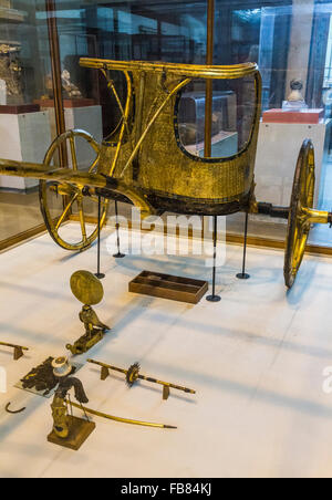 vergoldete hölzerne Streitwagen aus dem Grab des Tutanchamun im ägyptischen Museum, Kairo, Ägypten Stockfoto