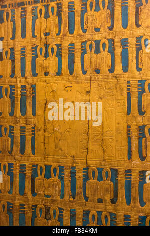 Detail des goldenen Schrein aus dem Grab des Tutanchamun im ägyptischen Museum, Kairo, Ägypten Stockfoto