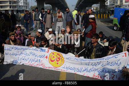 Lahore, Pakistan. 12. Januar 2016. Pakistanische deaktivieren blinde Menschen halten Plakate und Banner schreien Slogan und Block wichtigsten Bus-Metro-Straße, wie sie gegen die Arbeitslosigkeit gegen Regierung während einer Demonstration in Lahore protestieren. © Rana Sajid Hussain/Pazifik Presseagentur/Alamy Live-Nachrichten Stockfoto