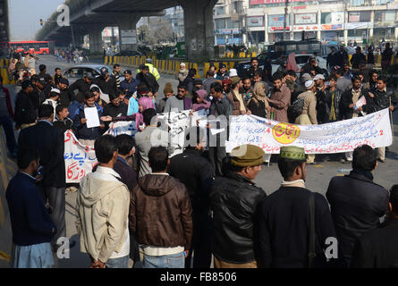 Lahore, Pakistan. 12. Januar 2016. Pakistanische deaktivieren blinde Menschen halten Plakate und Banner schreien Slogan und Block wichtigsten Bus-Metro-Straße, wie sie gegen die Arbeitslosigkeit gegen Regierung während einer Demonstration in Lahore protestieren. © Rana Sajid Hussain/Pazifik Presseagentur/Alamy Live-Nachrichten Stockfoto