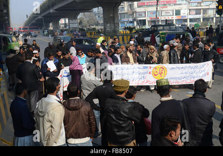 Lahore, Pakistan. 12. Januar 2016. Pakistanische deaktivieren blinde Menschen halten Plakate und Banner schreien Slogan und Block wichtigsten Bus-Metro-Straße, wie sie gegen die Arbeitslosigkeit gegen Regierung während einer Demonstration in Lahore protestieren. © Rana Sajid Hussain/Pazifik Presseagentur/Alamy Live-Nachrichten Stockfoto