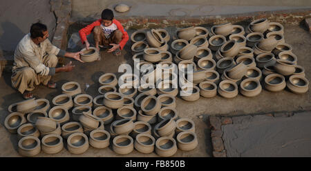 Lahore, Pakistan. 12. Januar 2016. Pakistanischen Arbeiter beschäftigt bei der Vorbereitung von Ton zu verschiedenen traditionellen Tontöpfen machen. Keramik ist Pakistans älteste Handwerk. Frühe Männer und Frauen entdeckt, die verhärten geformte Tonwaren in heißer Asche Form stabilen Behältnissen zu transportieren und Lagern von Lebensmitteln. © Rana Sajid Hussain/Pazifik Presseagentur/Alamy Live-Nachrichten Stockfoto