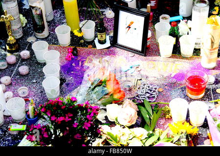 Hollywood, Kalifornien, USA. 11. Januar 2016. I15803CHW. Memorial Blumen platziert auf dem Hollywood Walk Of Fame Star des legendären Rock-Star David Bowie.7021 Hollywood Blvd, Hollywood, CA.01112016.FLOWERS, platziert auf dem HOLLYWOOD WALK OF FAME STAR des legendären ROCK-STAR DAVID BOWIE. © Clinton H. WallacePhotomundo International Fotos Inc Credit: Clinton WallaceGlobe Fotos/ZUMA Draht/Alamy Live-Nachrichten Stockfoto