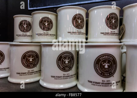 Reihe von Kaffeetassen in original Starbucks Store, Pike Place Market, Seattle, Washington State, USA Stockfoto