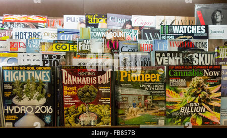 Cannabis Anbau Zeitschriften in Regalen, Barnes &amp; Noble, Washington State, USA Stockfoto