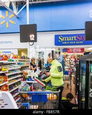 Kasse, Walmart Store, Pasco, Washington State, USA Stockfoto