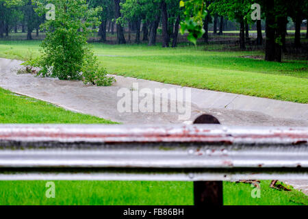 Abfluss aus einen schweren Frühlingsregen in konkrete Durchlass. Oklahoma City, Oklahoma, USA. Stockfoto