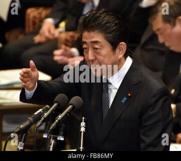 Tokio, Japan. 12. Januar 2016. Japans Ministerpräsident Shinzo Abe beantwortet Fragen von einer Opposition Gesetzgeber während einer Frage-und-Antwort-Sitzung des unteren Hauses Haushaltsausschusses in Tokio, Dienstag, 12. Januar 2016. Abe und die ordentlichen Mitglieder seines Kabinetts besuchte die neuen Jahren erste Ausschusssitzung in der Ernährung. Bildnachweis: Natsuki Sakai/AFLO/Alamy Live-Nachrichten Stockfoto